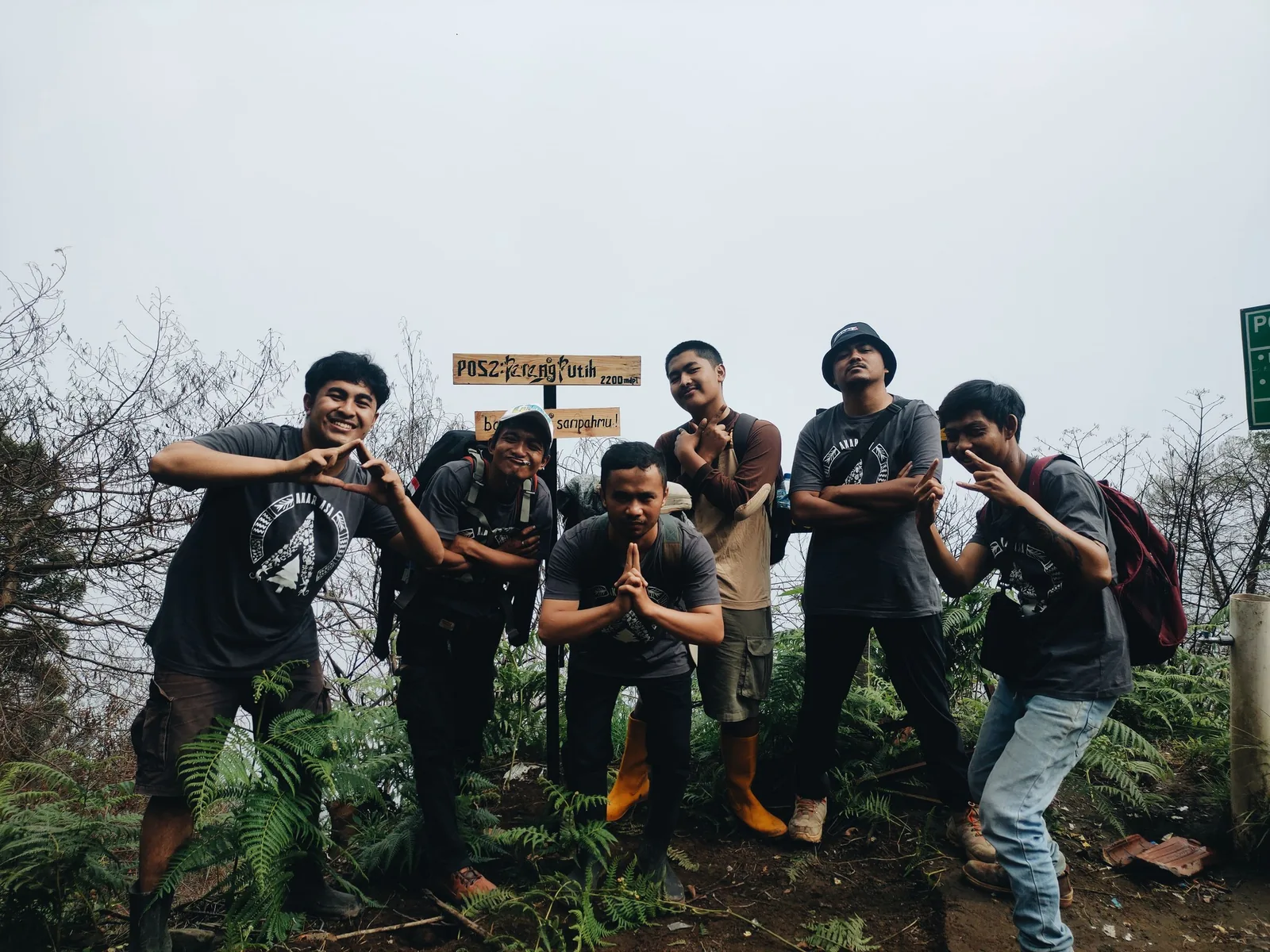 Anggota Akar Asa di Pos 2 jalur pendakian Gunung Merbabu